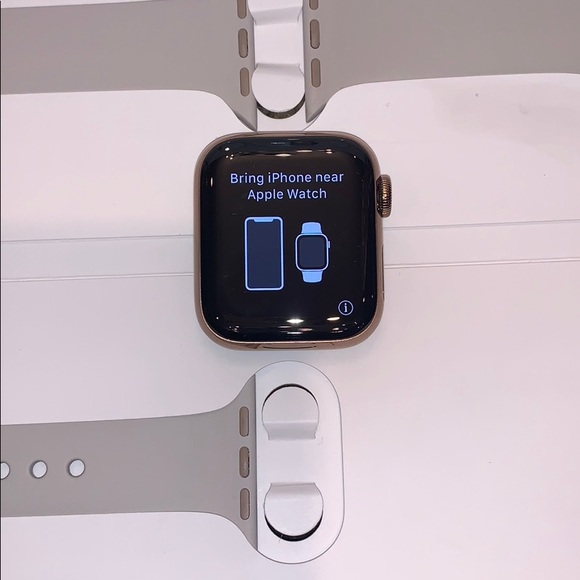 APPLE WATCH SERIES4 STAINLESS STEAL GOLD GPS+CELL. - Picture 2 of 8